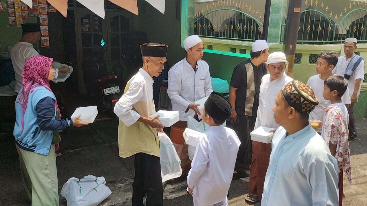 Divisi Humas Polri Bagikan Jumat Berkah di 73 Titik Tempat Ibadah