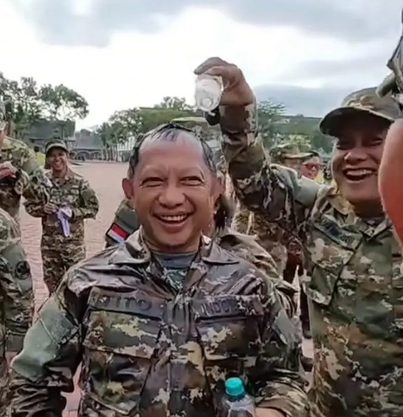 Ultah di Sela Retret Akmil,  Mendagri Tito Diguyur Air