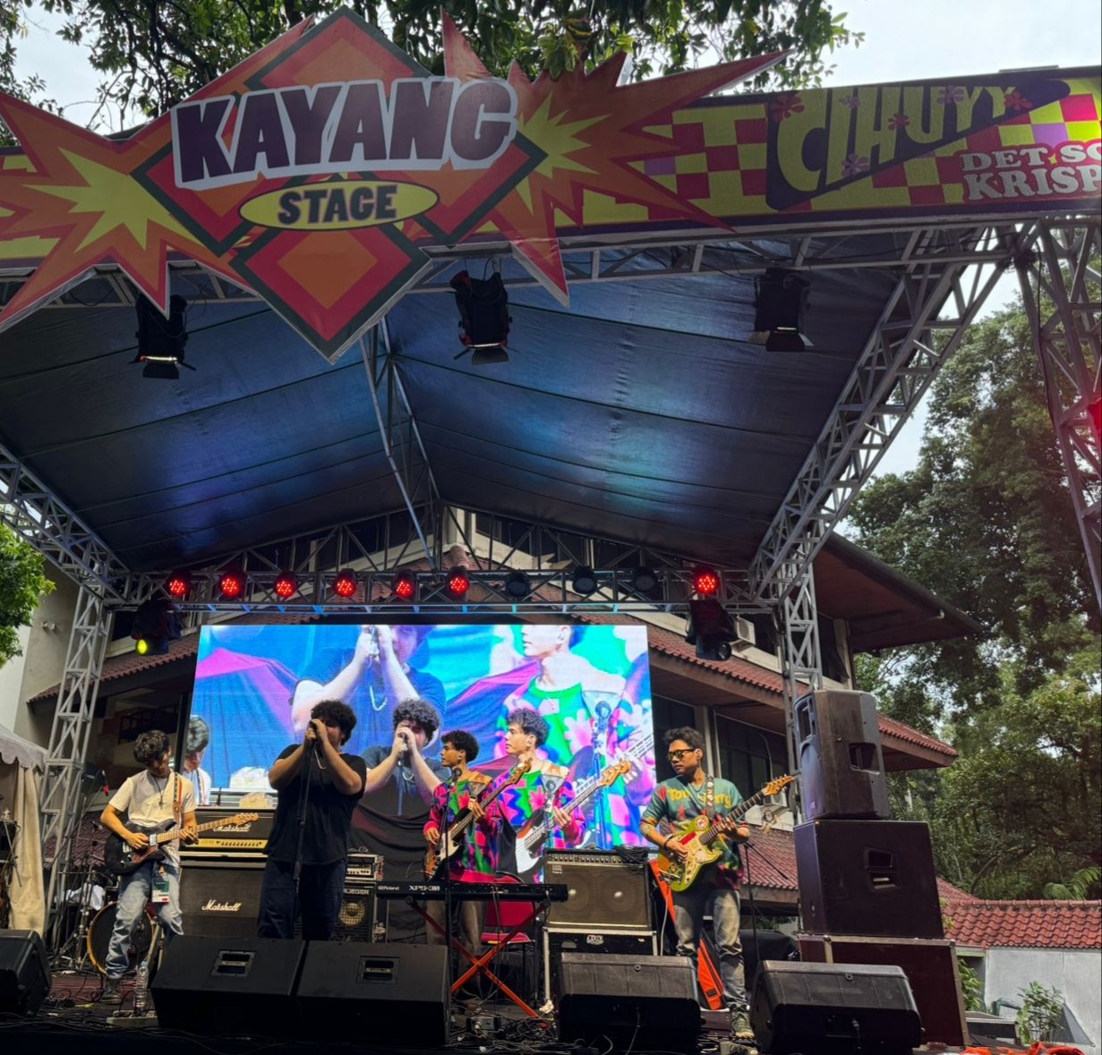 Archie WonderChild Gold "Hangatkan" Lewat Rock n Roll Suasana di StudentNite Festival 2024