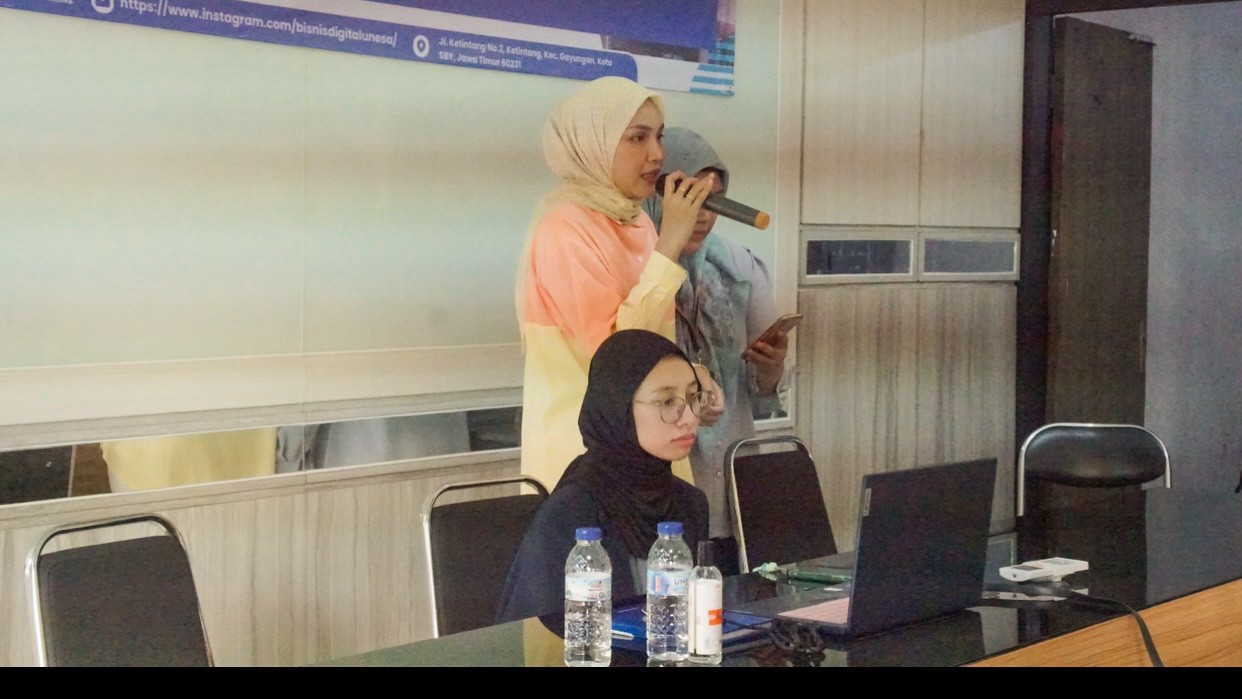 Tingkatkan Daya Saing Pasar, Dosen Unesa Latih Desain Kemasan dan Produk bagi UMKM Ketintang