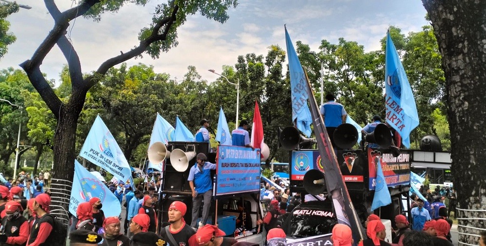 Geruduk Balai Kota Jakarta, Buruh Tuntut UMP 2024 Naik Jadi Rp6,5 Juta