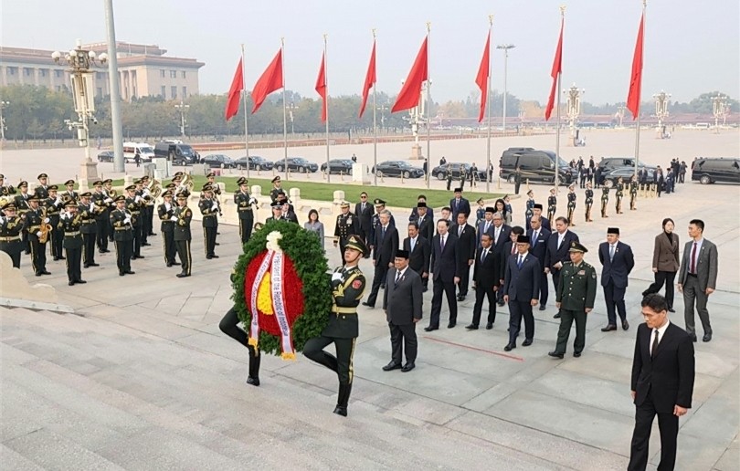 Hormati Pahlawan China, Prabowo Letakkan Karangan Bunga di Monumen Tiananmen
