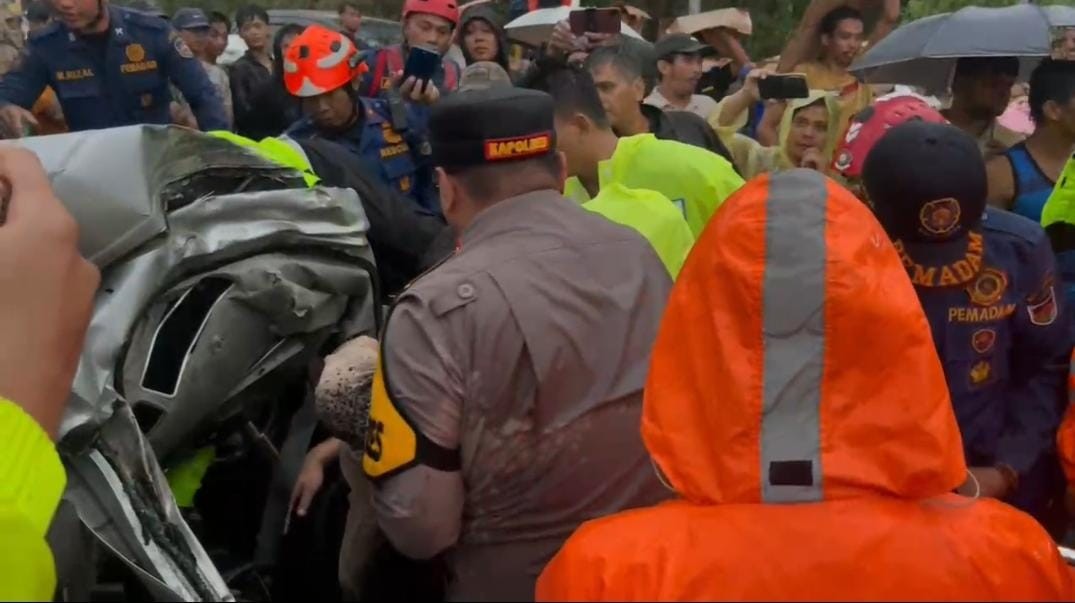 Aksi Kapolres Purwakarta Evakuasi Korban Kecelakaan Beruntun Tol Cipularang Viral