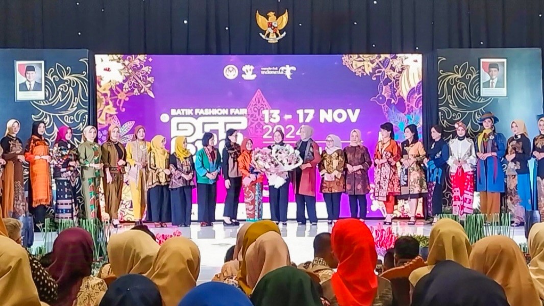 BFF 2024 Sambut Tren Batik 2025, Suguhkan Berbagai Busana yang Elegan dan Modern