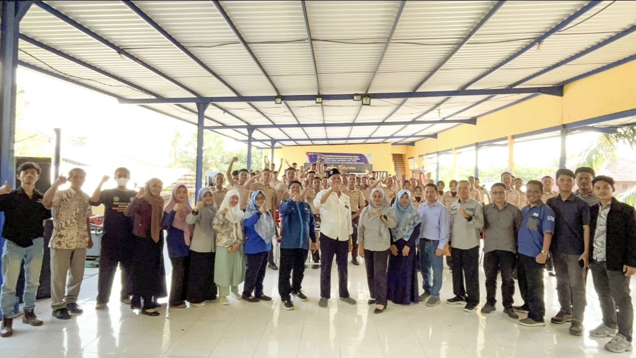 Dosen ITS Terjun Langsung Dampingi Siswa SMK  di Jember Buat Kotak Pendingin dan Konstruksi Kapal