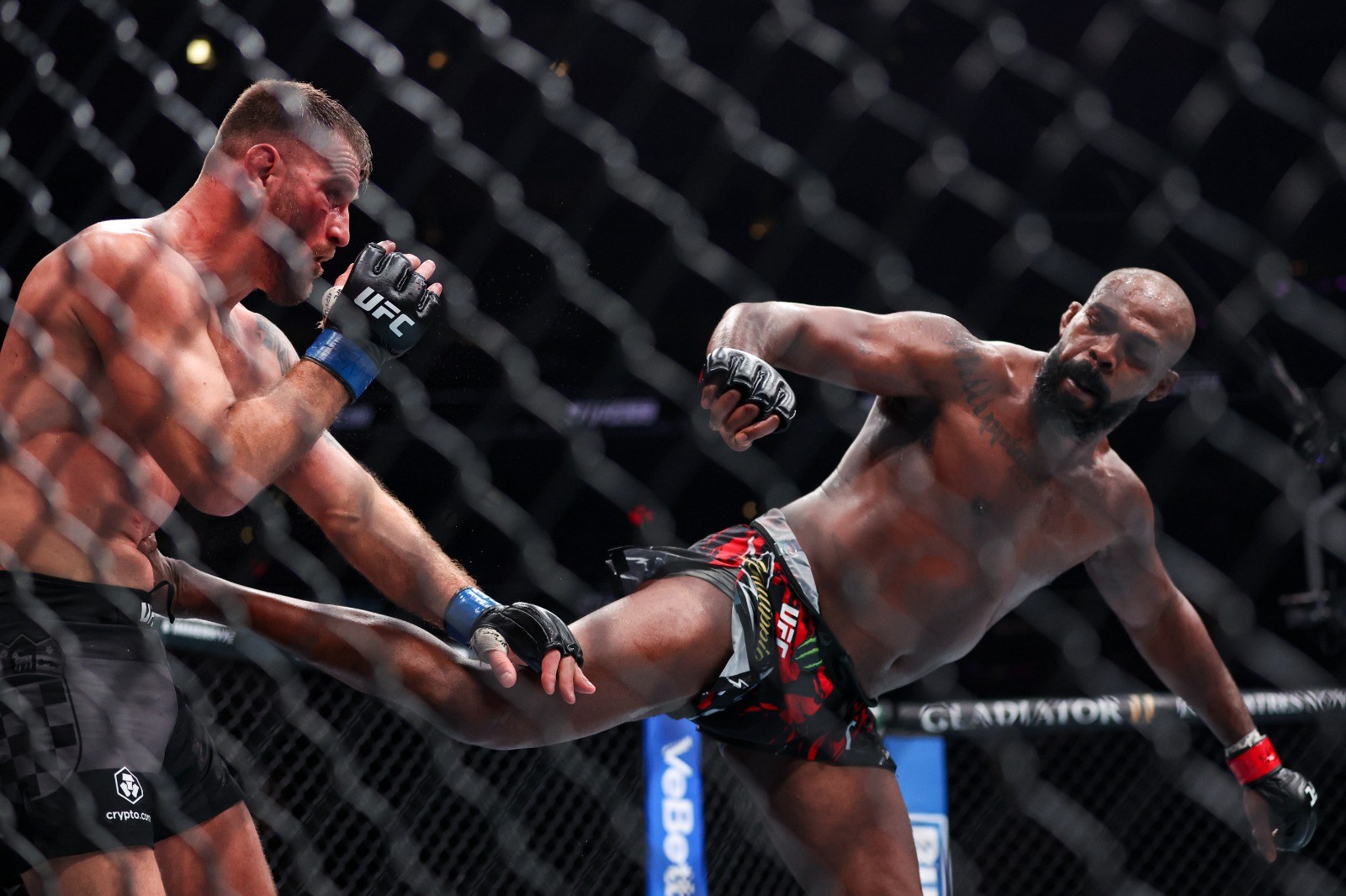 Makin Tak Terbendung, Jon Jones Tumbangkan Stipe Miocic dengan Spinning Back Kick