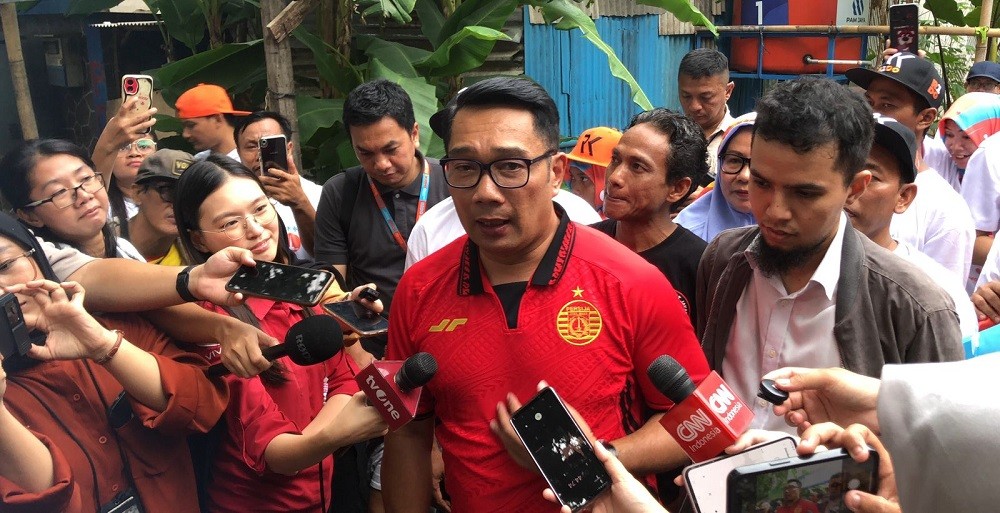 Blusukan ke Hunian Sementara Warga Kampung Bayam, Ridwan Kamil Pakai Jersey Persija