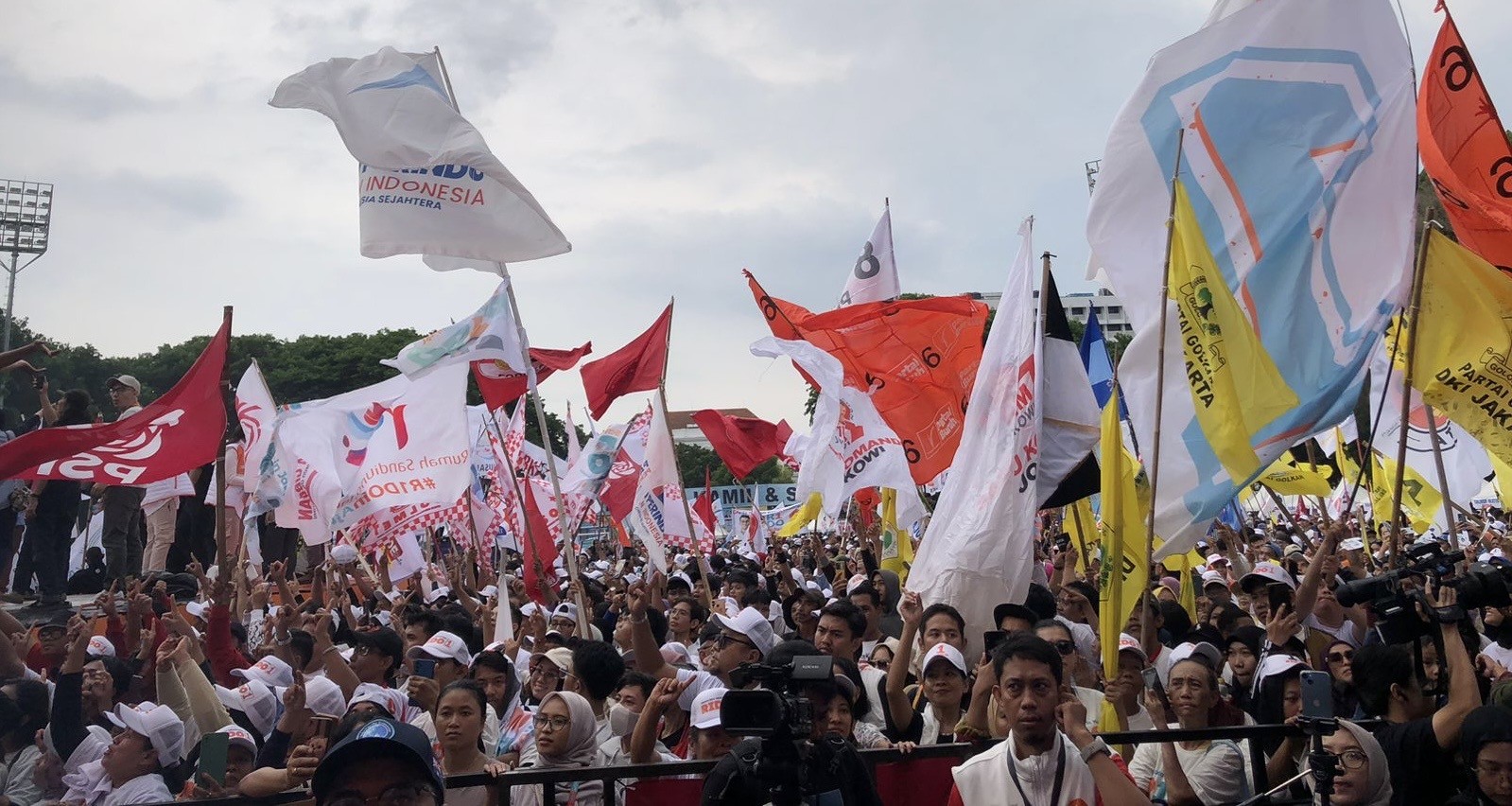Puluhan Relawan Pramono-Rano Deklarasi Dukungan Terhadap Ridwan Kamil-Suswono di Kampanye Akbar RIDO