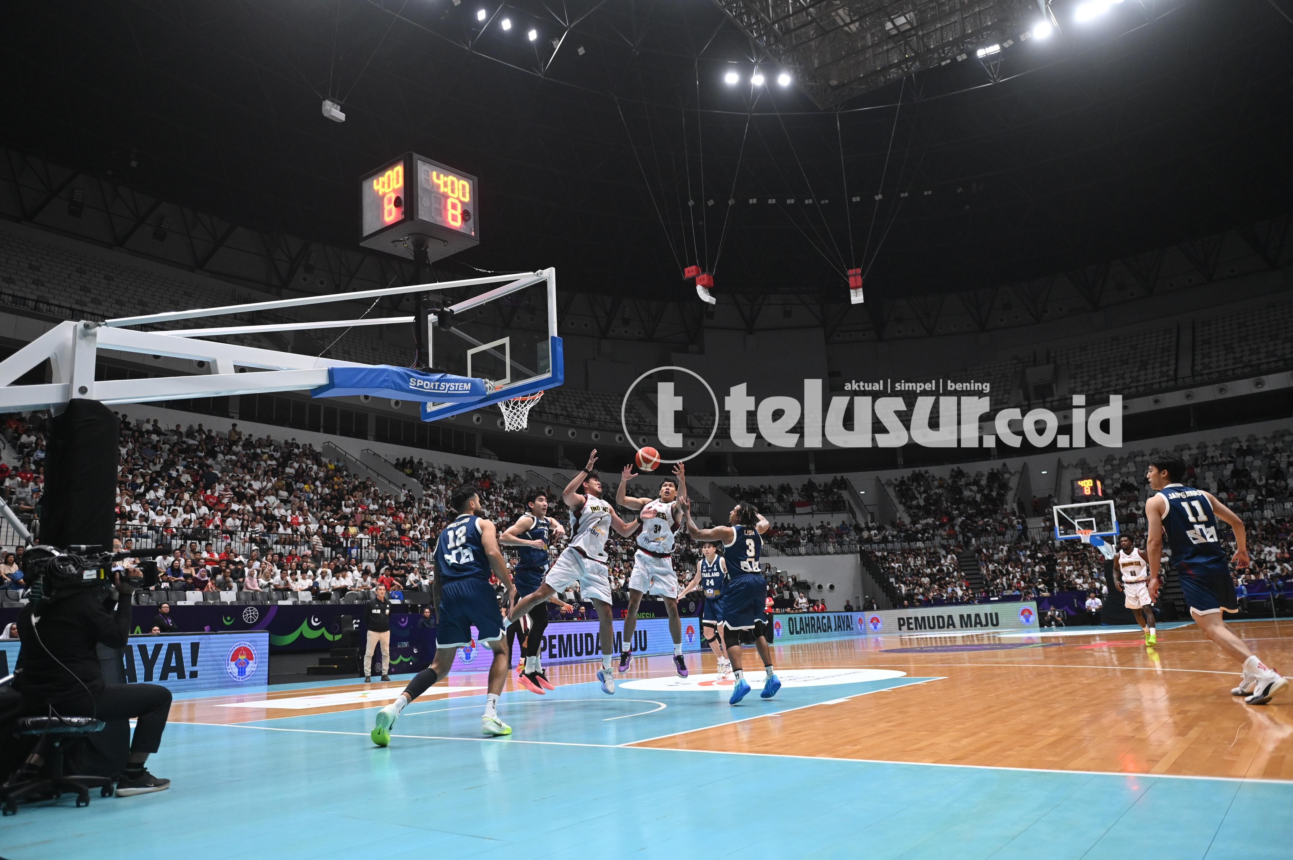 FOTO: Aksi Timnas Basket Indonesia Hadapi Thailand pada Kualifikasi FIBA Asia 2025 di Indonesia Arena