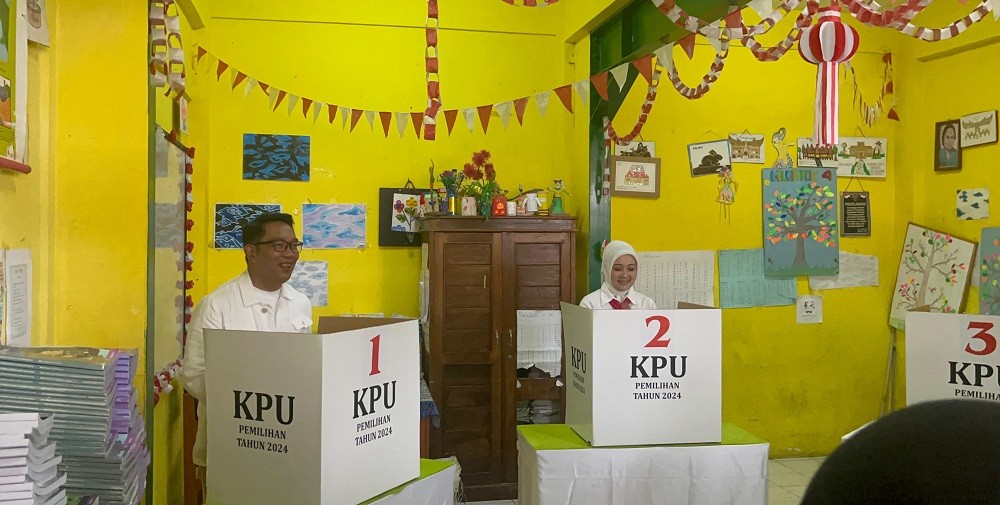 Cagub Jakarta 2024 Ridwan Kamil Ditemani Istri Nyoblos di Bandung 