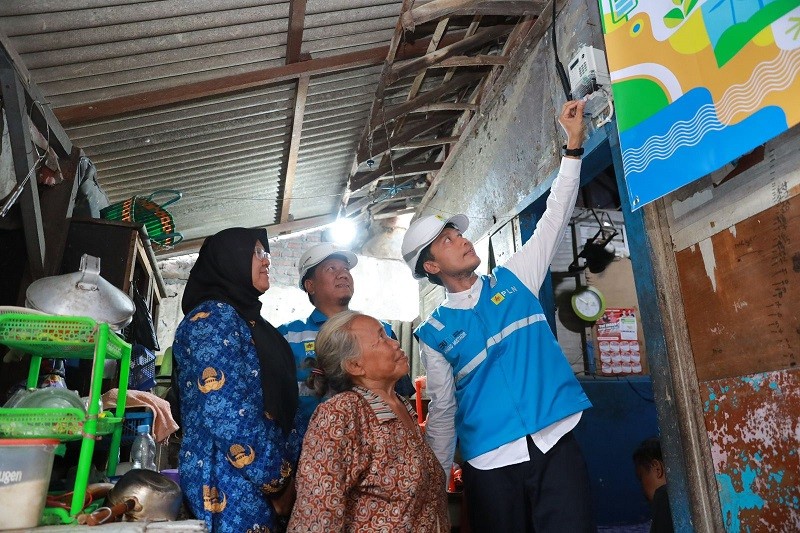 Sambut Nataru, PLN Berbagi Kebahagiaan Melalui Sambung Listrik Gratis Warga Tidak Mampu