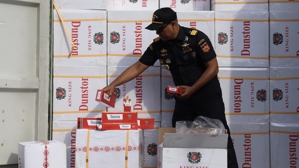 Menaklukan “Asap Gelap”: Tantangan Bea Cukai Memberantas Rokok Ilegal