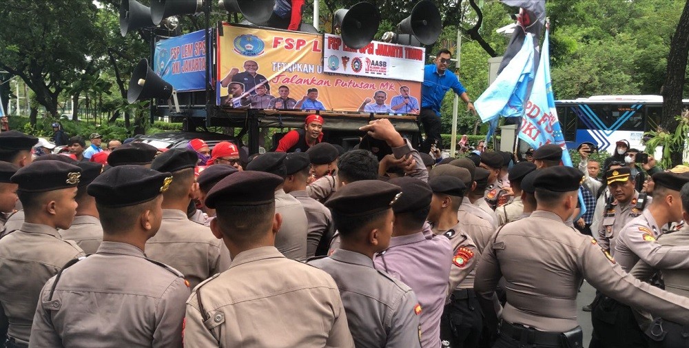 Tuntut Tetapkan UMP Jakarta 2025 Sesuai Rekomendasi Dewan Pengupahan, Demo Buruh di Balai Kota Ricuh 