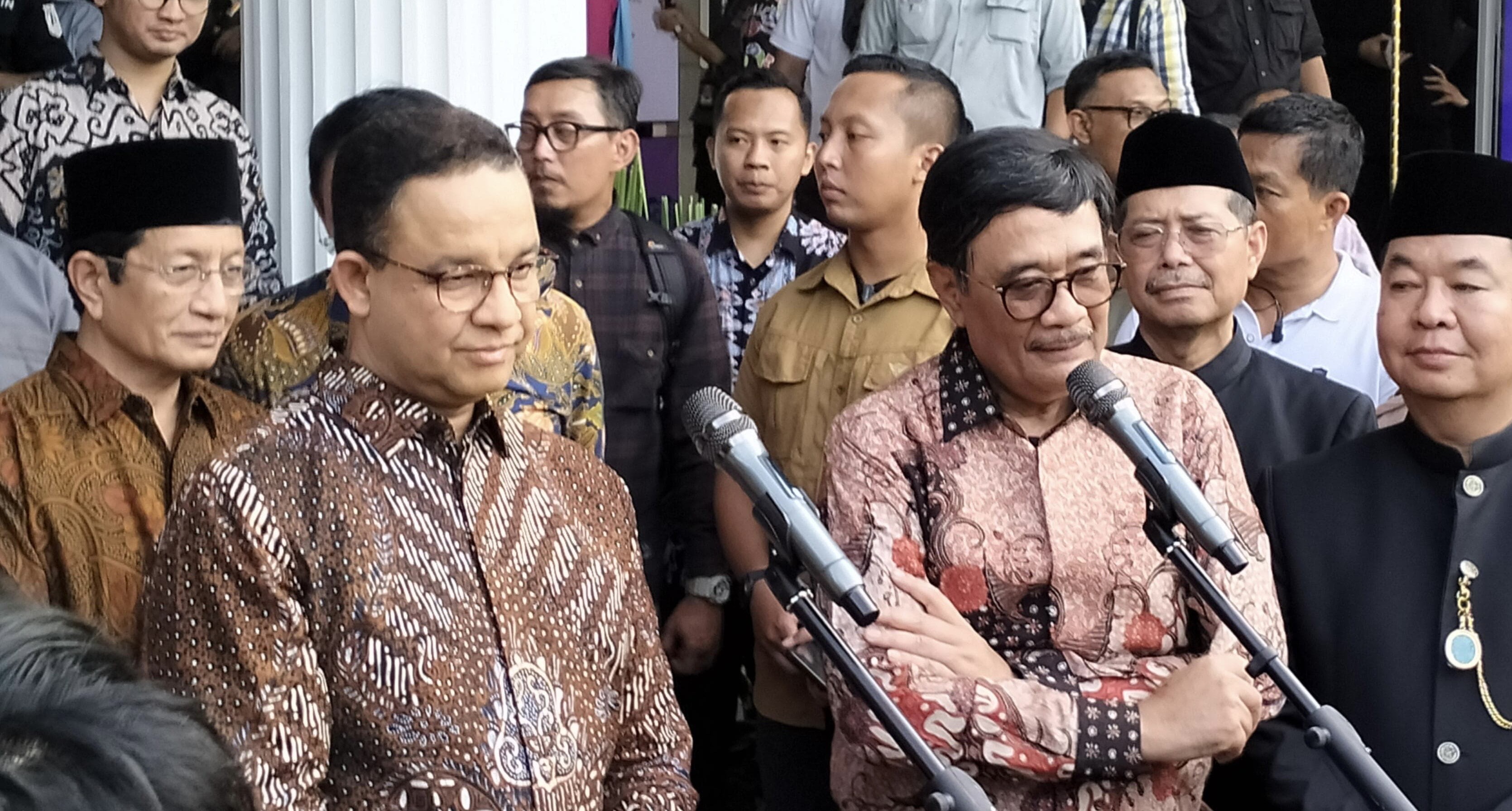 Hadir Bersama Mantan Gubernur Jakarta di Balai Kota, Anies: Senang Bisa Bertemu Mereka