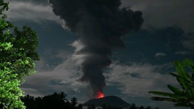 Gunung Ibu Kembali Erupsi, Tinggi Kolom Abu Vulkanik Capai 4.000 Meter