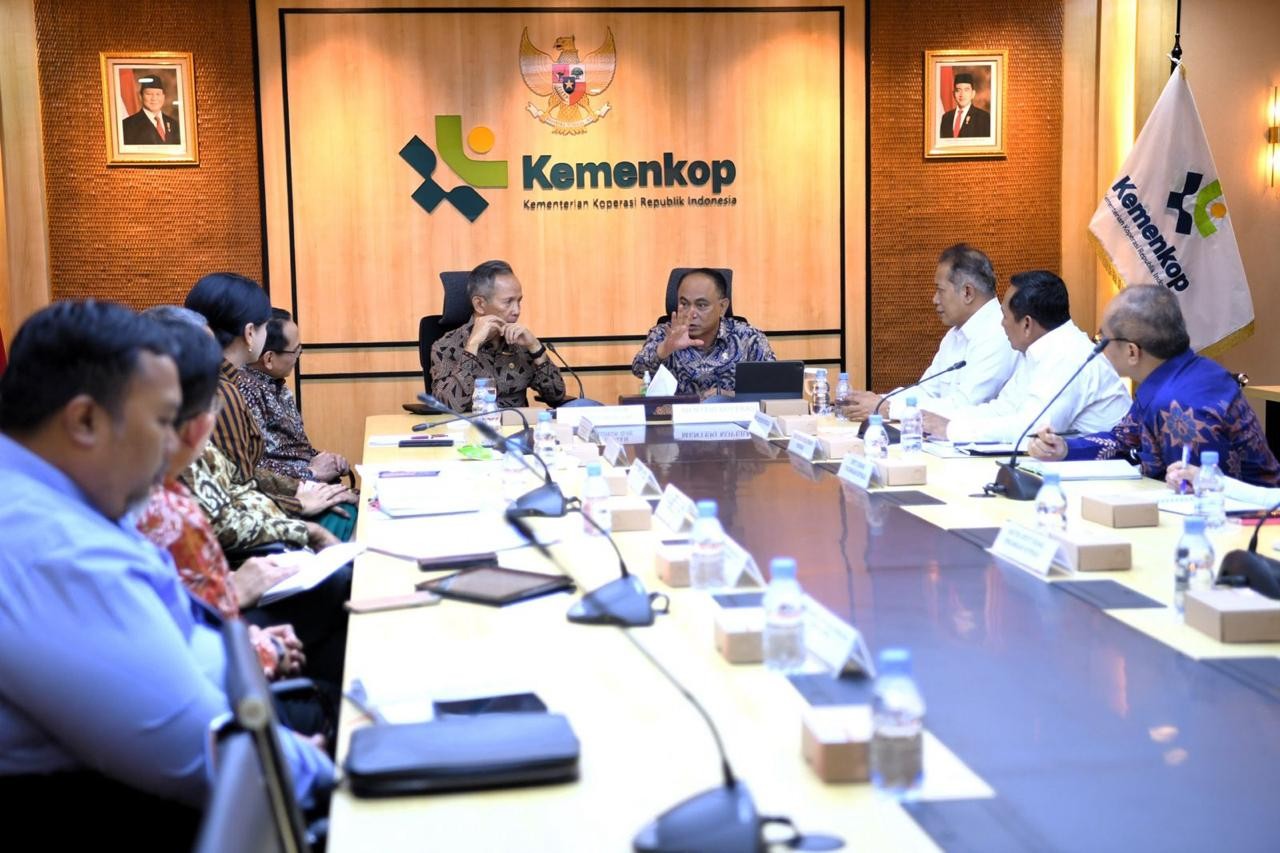 Kemenkop Serahkan Daftar Koperasi Sektor Jasa Keuangan ke OJK