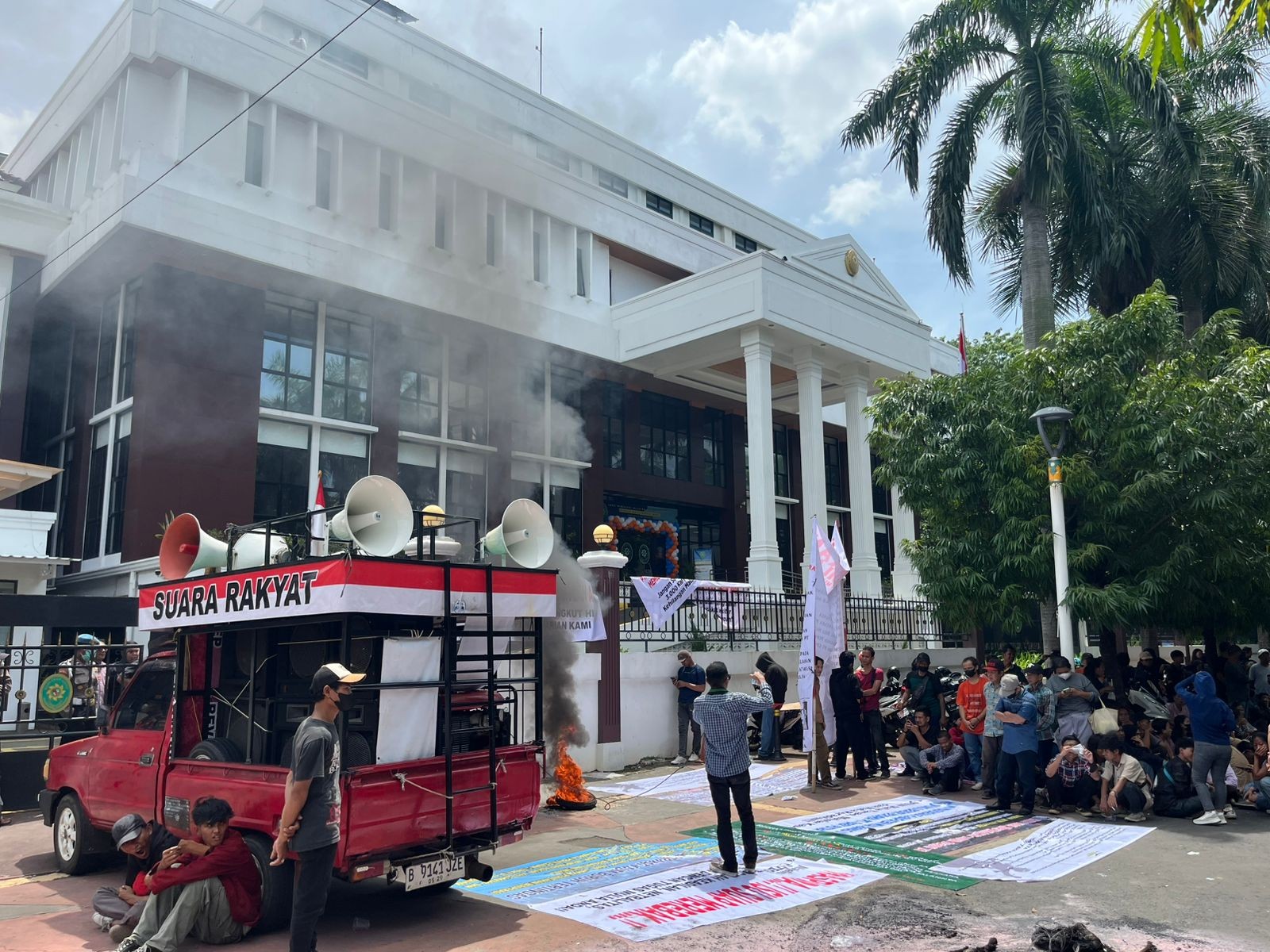 Aksi Bakar Ban di PTUN, Pemerintah Diminta Berantas Mafia Peradilan Atas Gugatan PT SKB