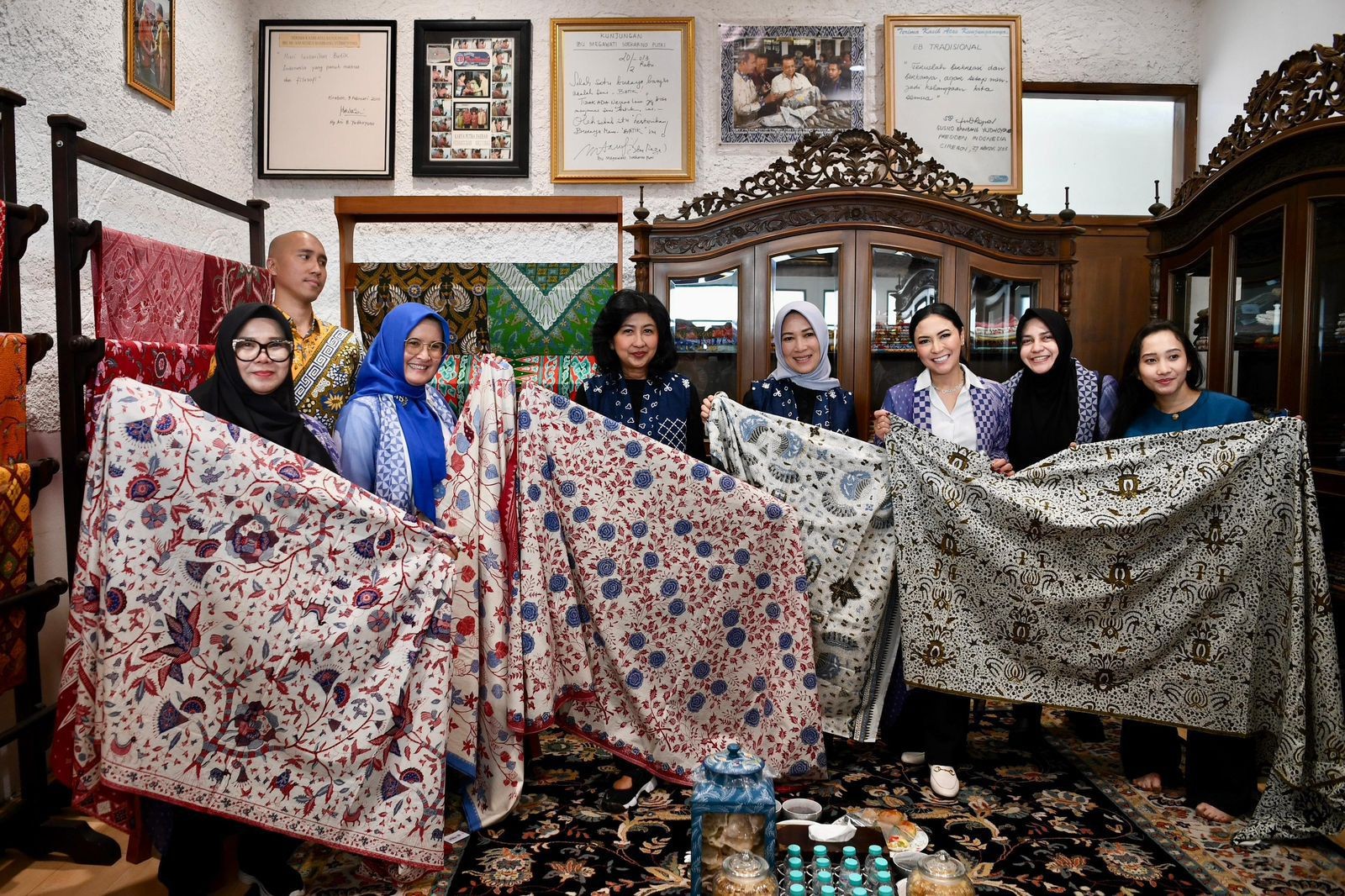 Penasehat DWP Upayakan Kebangkitan Koperasi Batik Trusmi di Cirebon