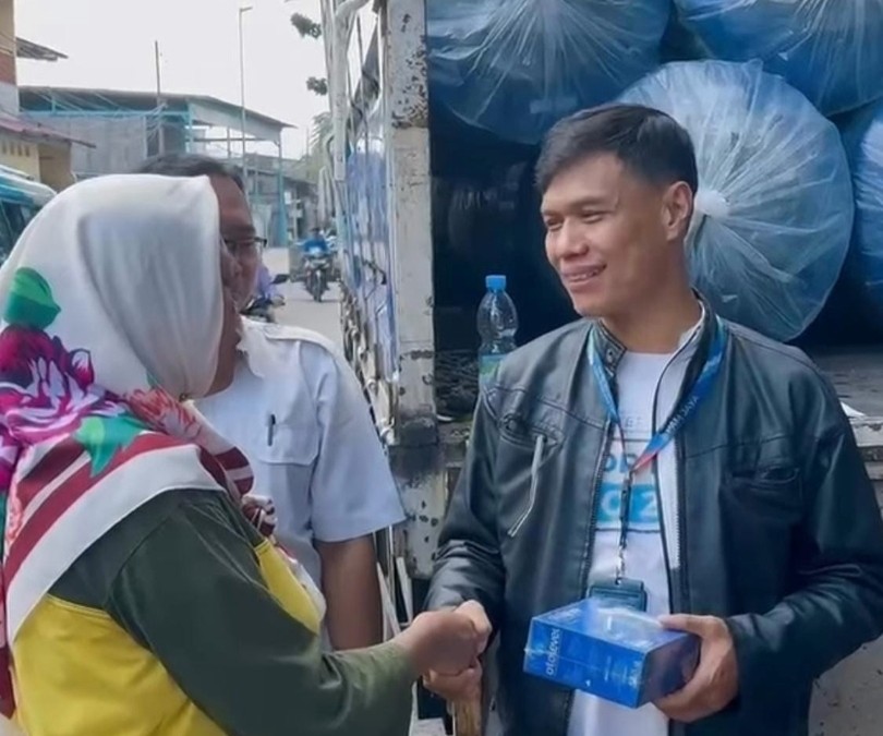 PAM JAYA Salurkan Bantuan Tandon Air di RW 10 Pademangan Timur