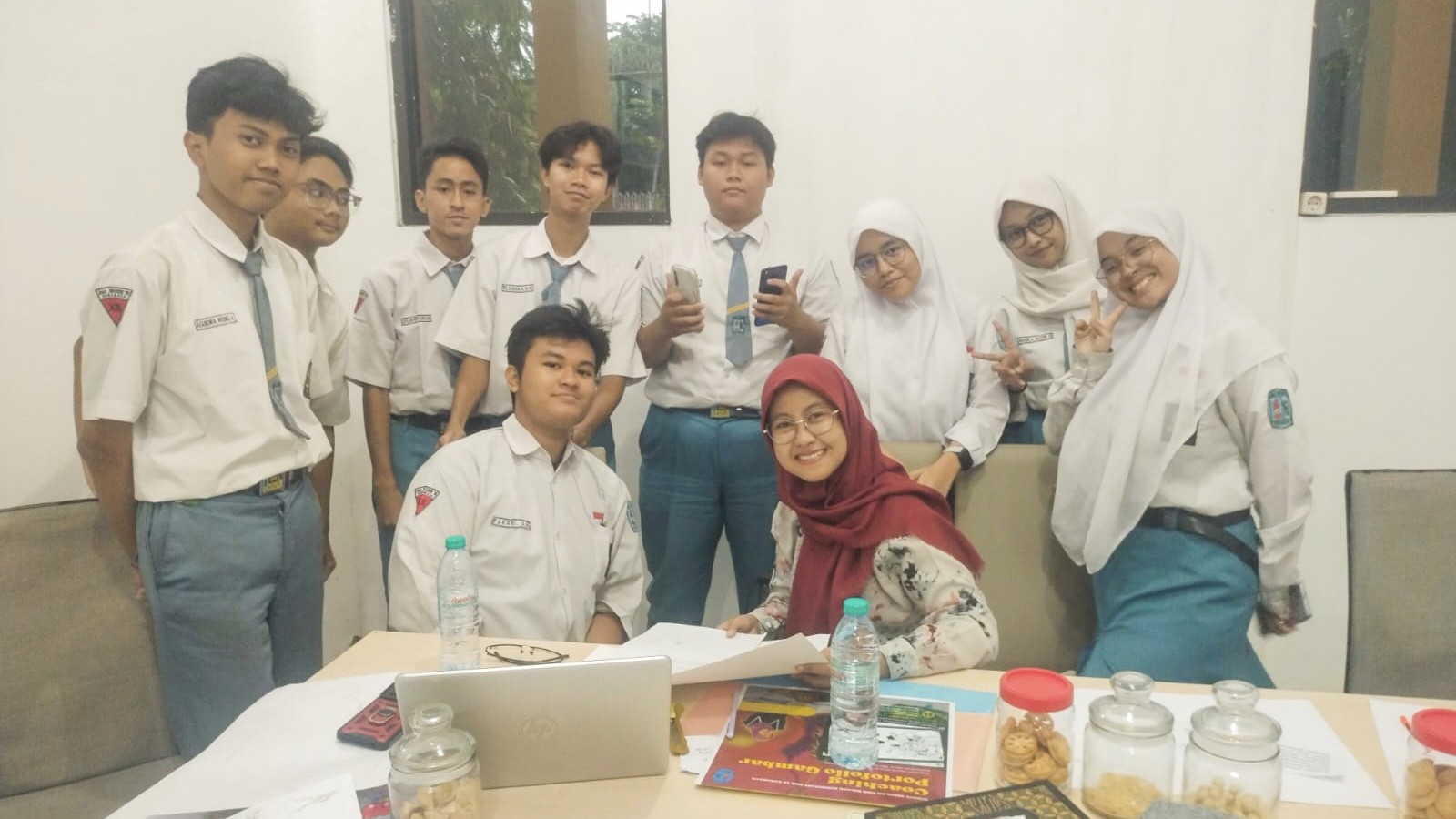 Hadapi SNBP, SMA 16 Surabaya Tambahi Bekal Siswa dengan Coaching Portofolio Gambar