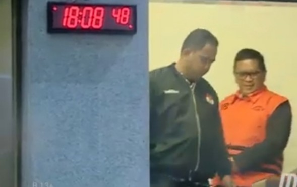 Tangan Diborgol, Hasto Resmi Kenakan Rompi Oranye