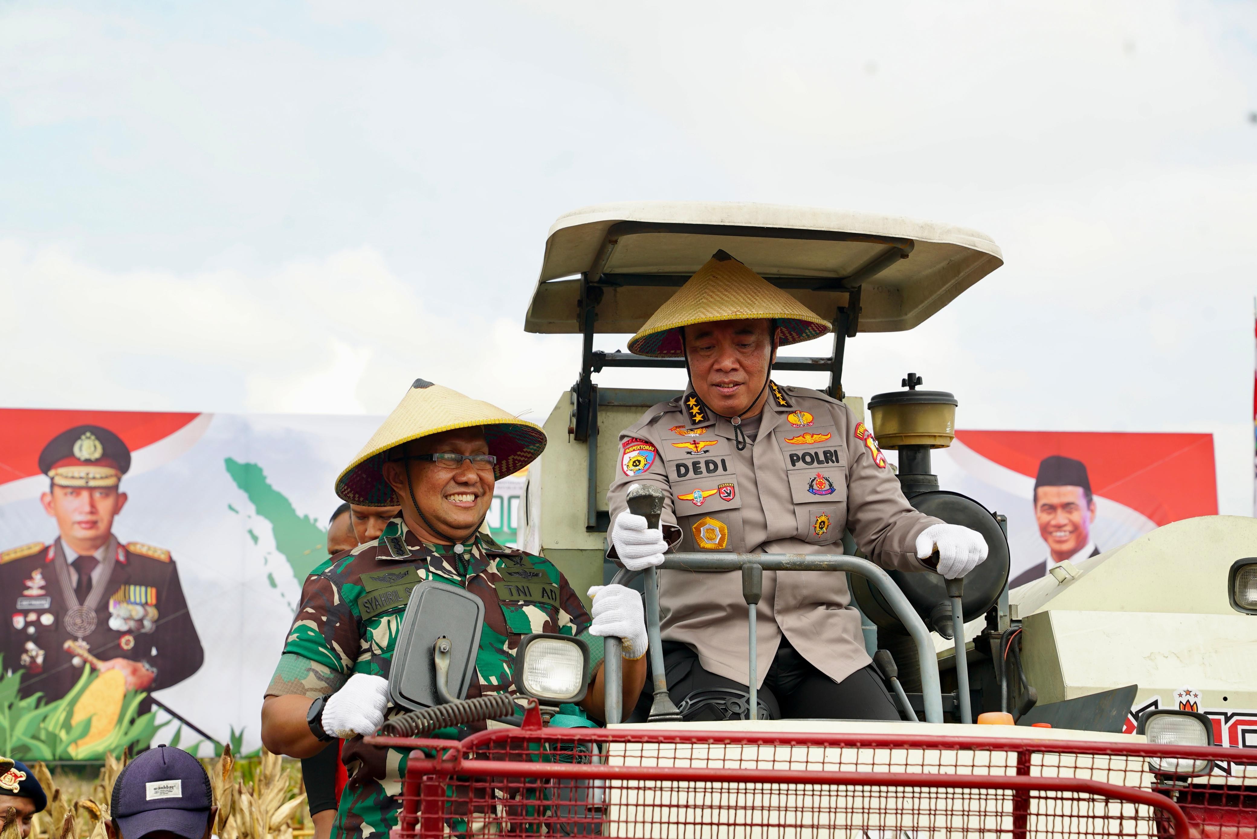 Wujudkan Astacita, Irwasum Polri Pimpin Panen Jagung Serentak di Madiun
