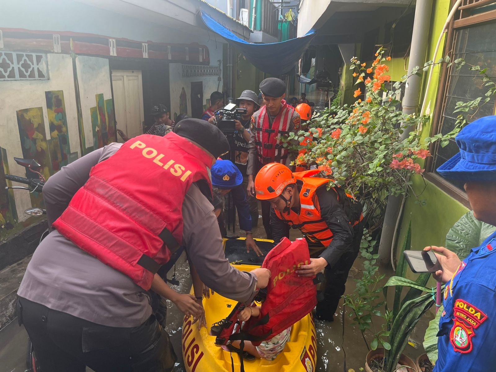 Ciliwung Meluap, Polisi Bantu Evakuasi Korban Banjir Kebon Pala 