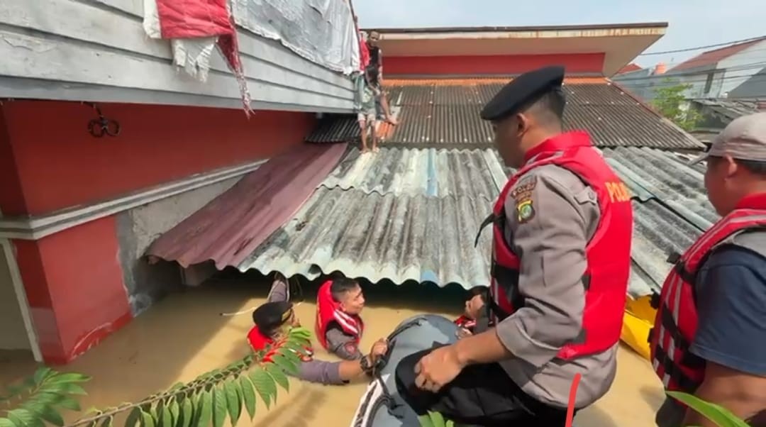 Banjir Tiga Meter Rendam Bekasi, Polisi Evakuasi Warga yang Terjebak