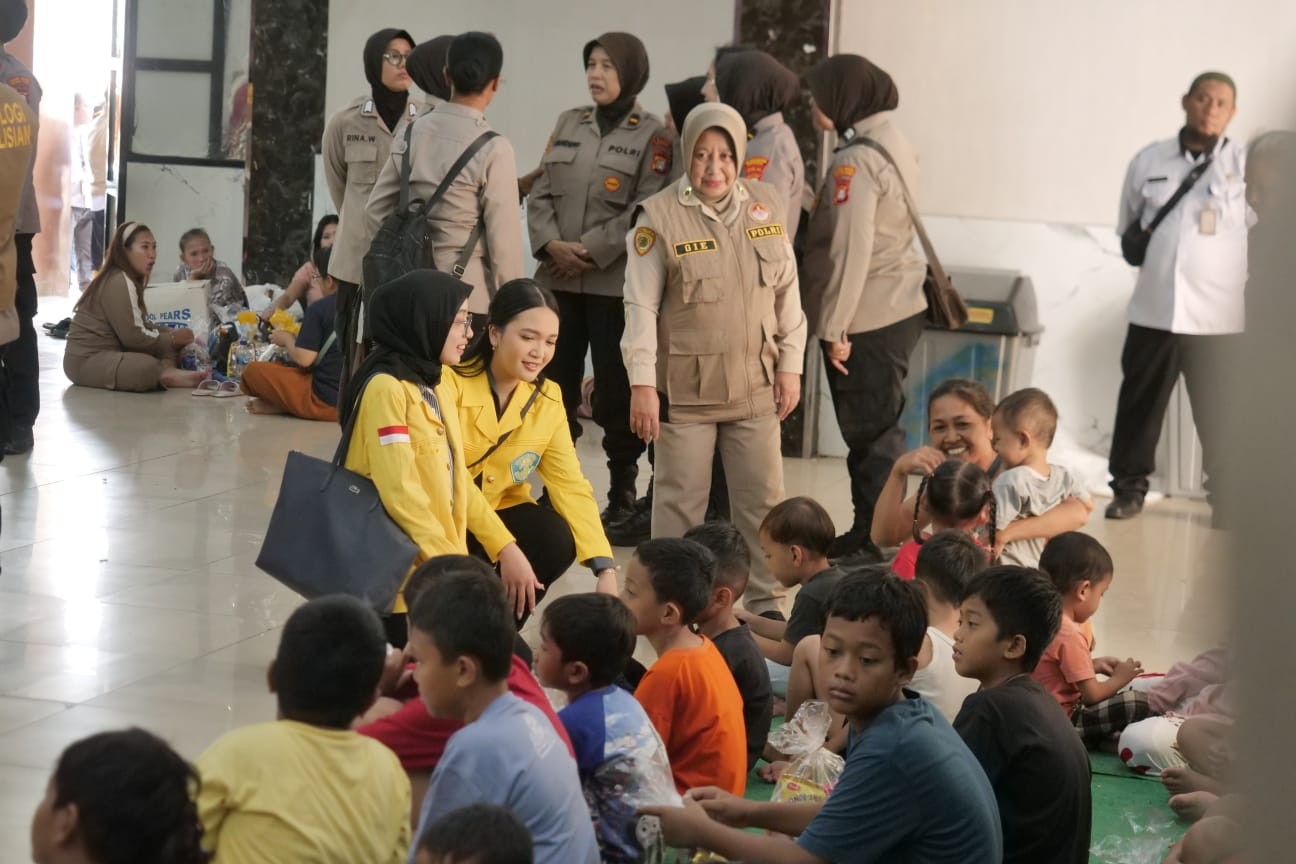Polri dan Mahasiswa UI Beri Trauma Healing ke Korban Banjir Ciliwung