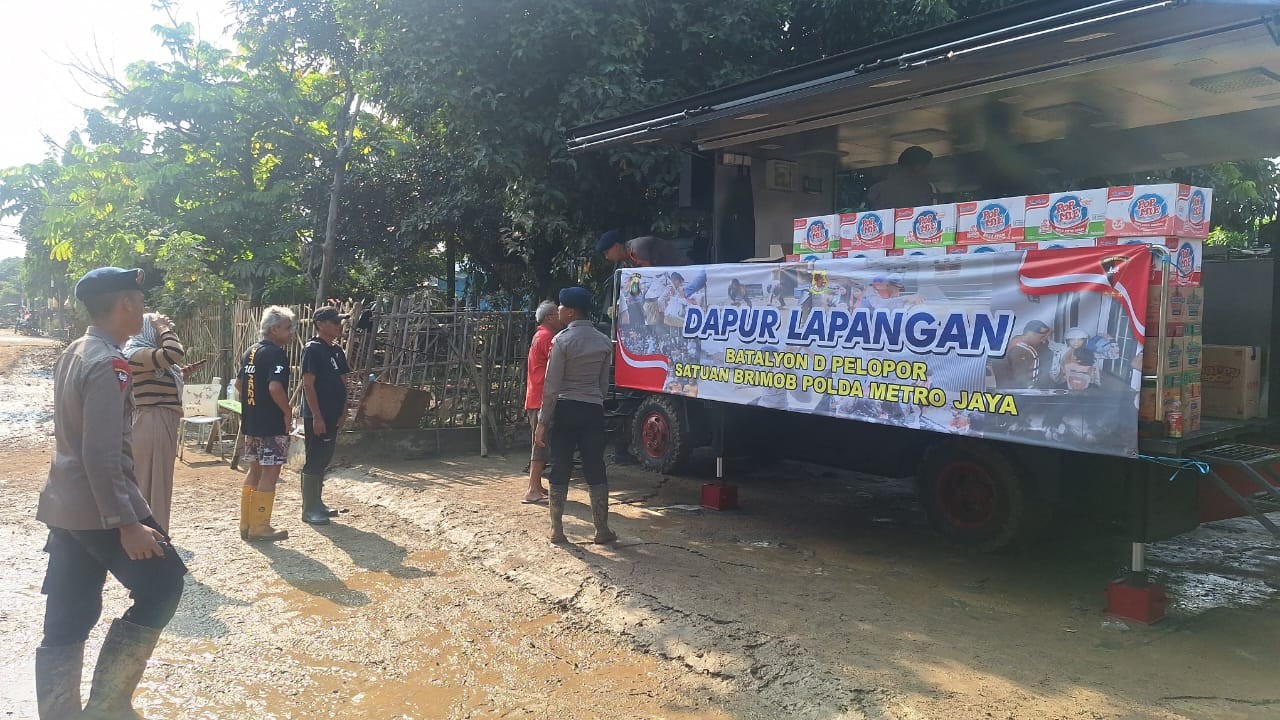 Brimob Polda Metro Jaya Gelar Dapur Lapangan Bantu Warga Korban Banjir di Pondok Gede Permai Bekasi