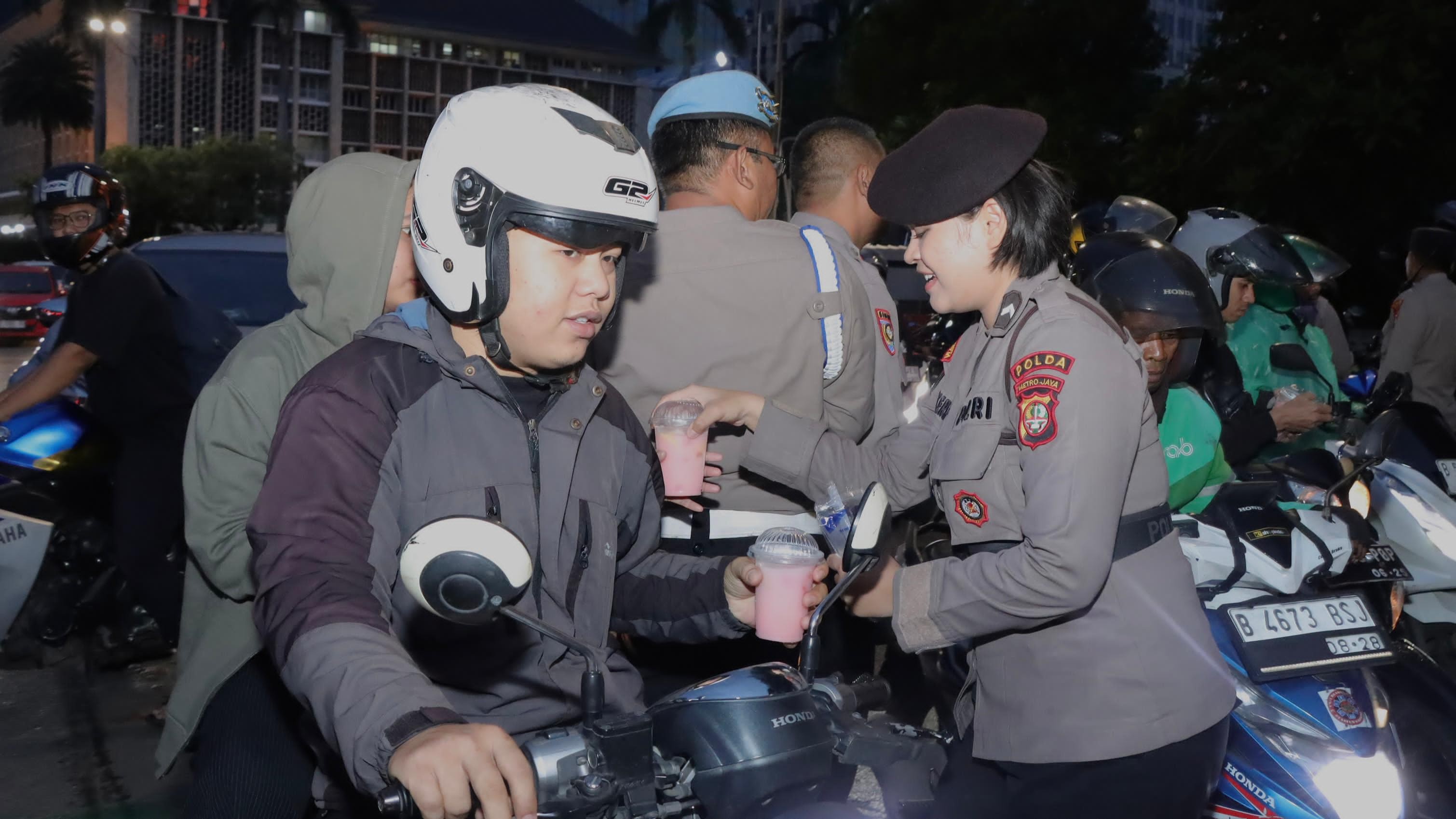 Buka Dapur Lapangan, Polisi Bagikan Takjil di Sekitar Monas