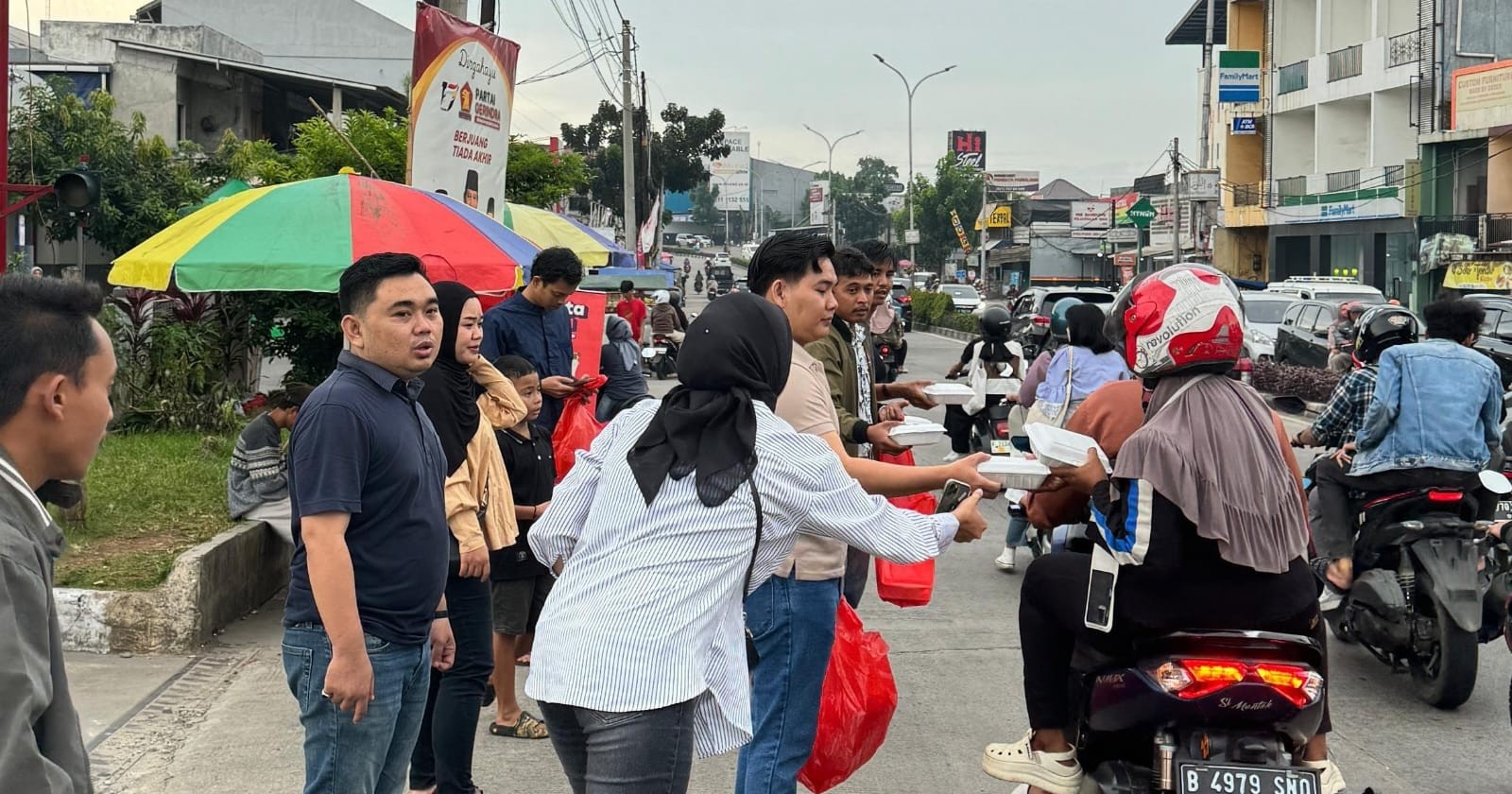 Bentuk Rasa Syukur, Himpunan Mahasiswa Sumsel Bagi-bagi Takjil Ramadhan di Pamulang