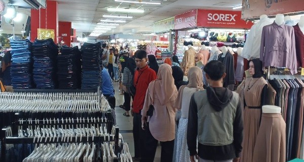 Perekonomian Lesu, Penjualan Pakaian di ITC Cibinong Mall Menurun Jelang Lebaran 2025