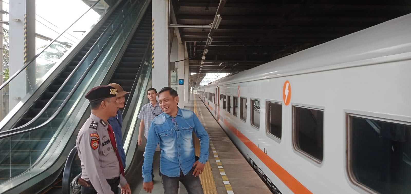 Jelang Arus Balik, Polisi Perketat Pengamanan di Stasiun Jatinegara 