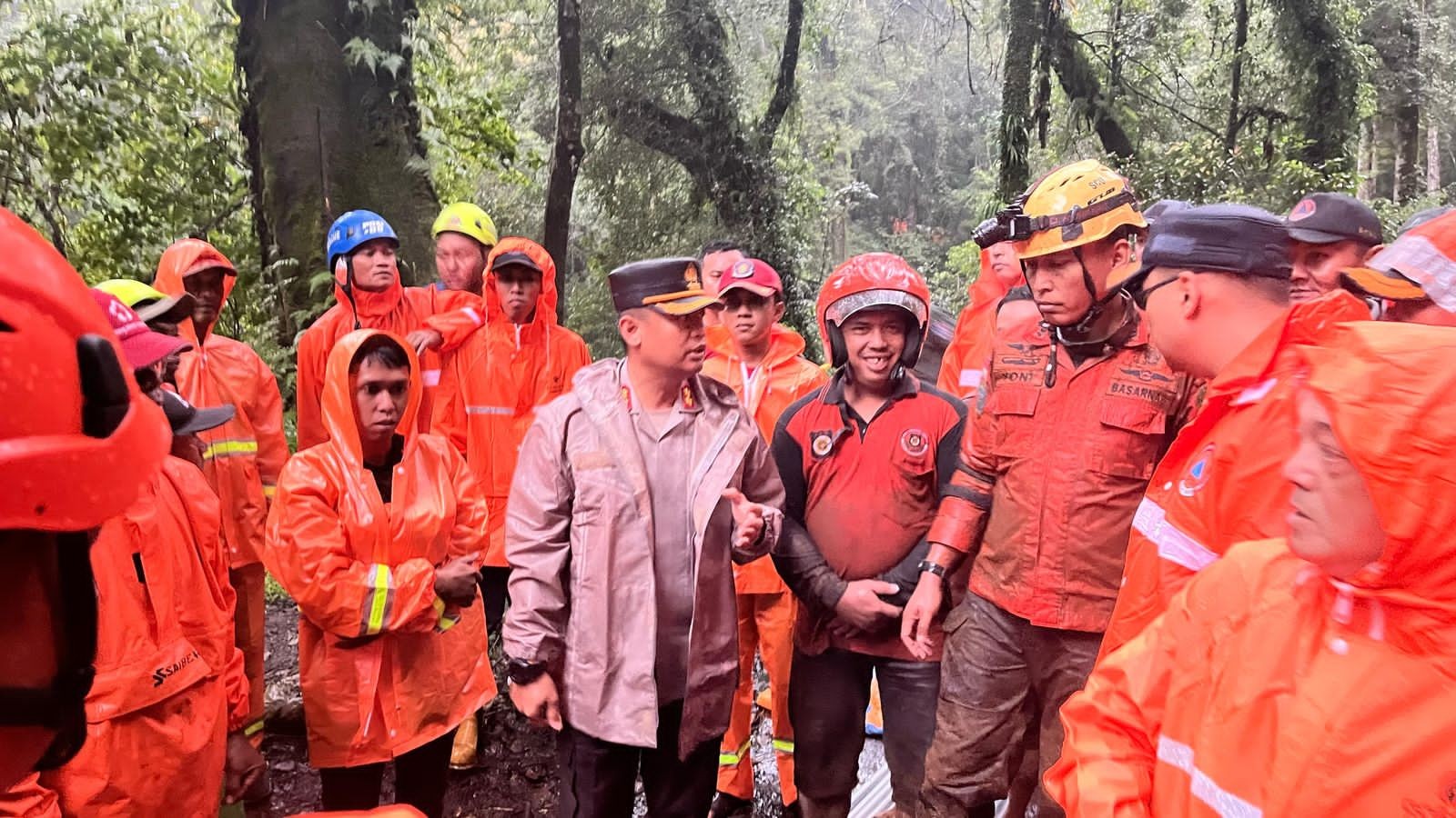 Polri-TNI dan BPBD Turun Bareng Tangani Longsor di Pacet Mojokerto