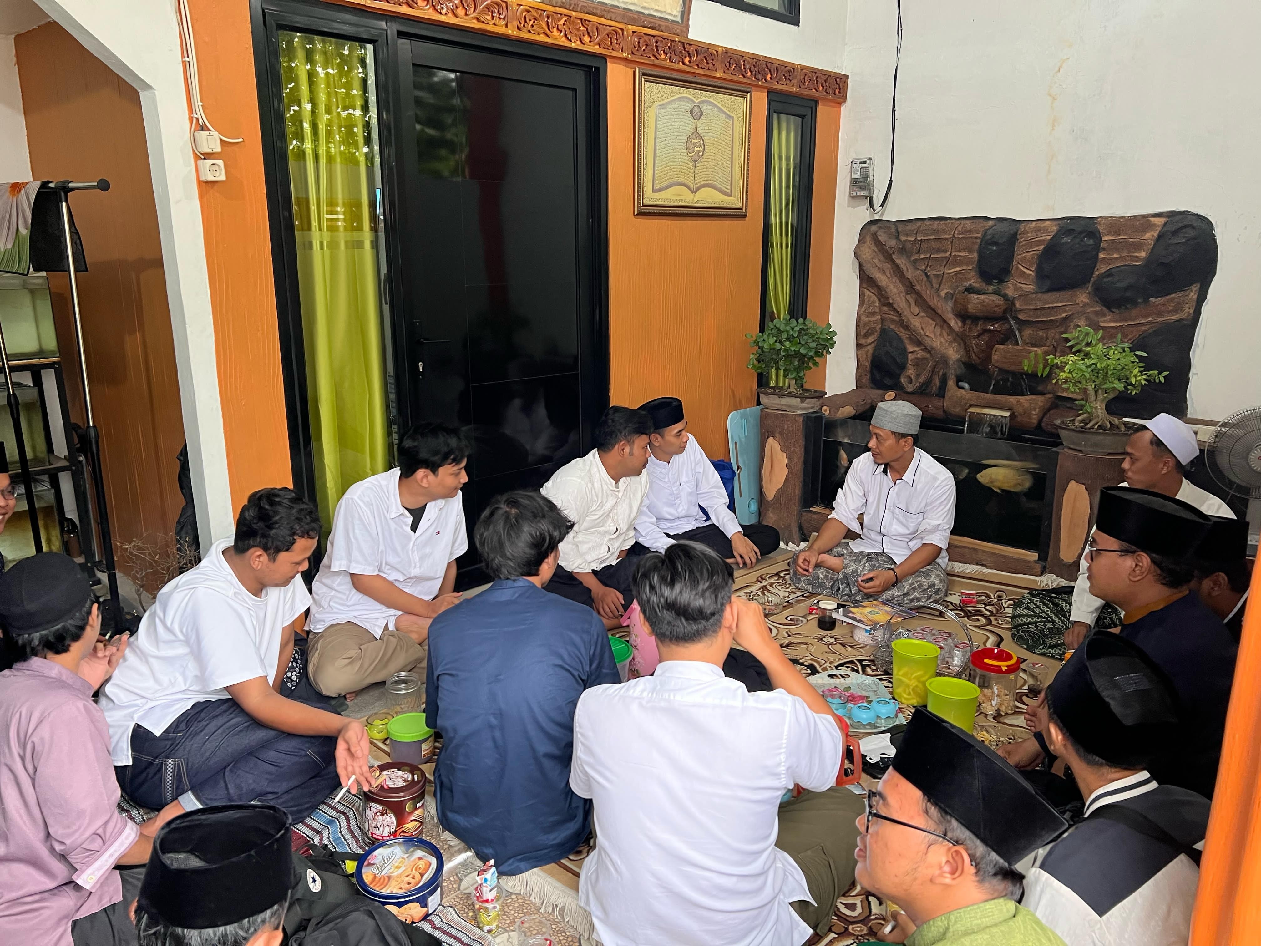 Merawat Tradisi Sowan ke Kyai: Dunia Boleh Berubah, Tradisi Baik Harus Dipertahankan