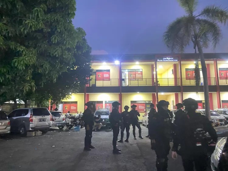 Brimob Polda Metro Berjaga Antisipasi Bentrokan Ormas di Penjaringan