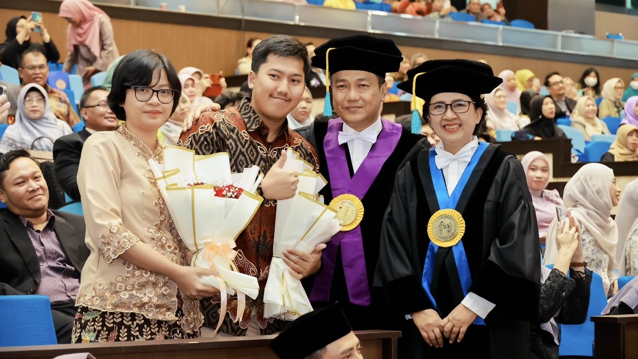 Momen Langka! Sepasang Pasutri Dikukuhkan Bersama sebagai Guru Besar UNAIR
