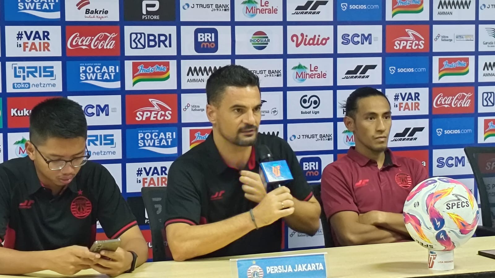 Carlos Pena Kecewa Para Pemain Persija Kurang Memiliki Rasa Lapar untuk Menang Dibanding Semen Padang FC