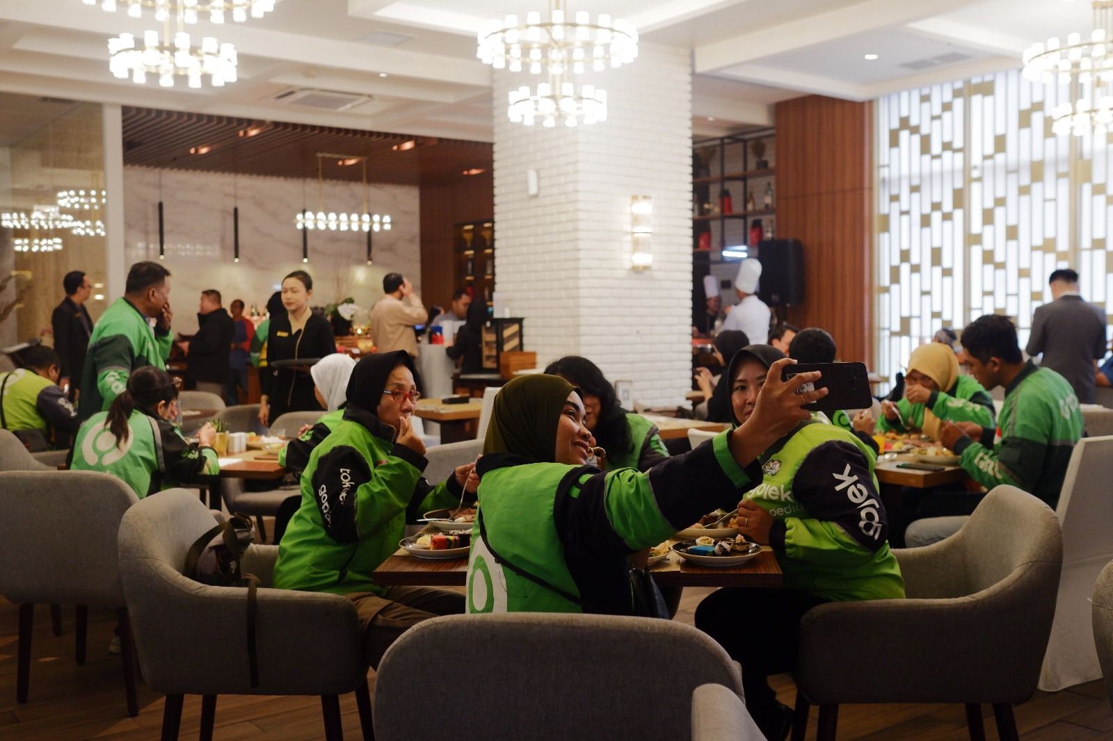 Whiz Luxe Hotel Spazio Surabaya Ajak 30 Driver Ojek Online Makan Siang Mewah di Restaurant Hotel Bintang 5