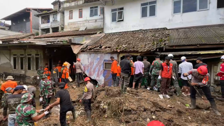 Tim SAR Brimob Jabar Bantu Tangani Rumah Rusak Akibat Hujan Deras di Cipanas