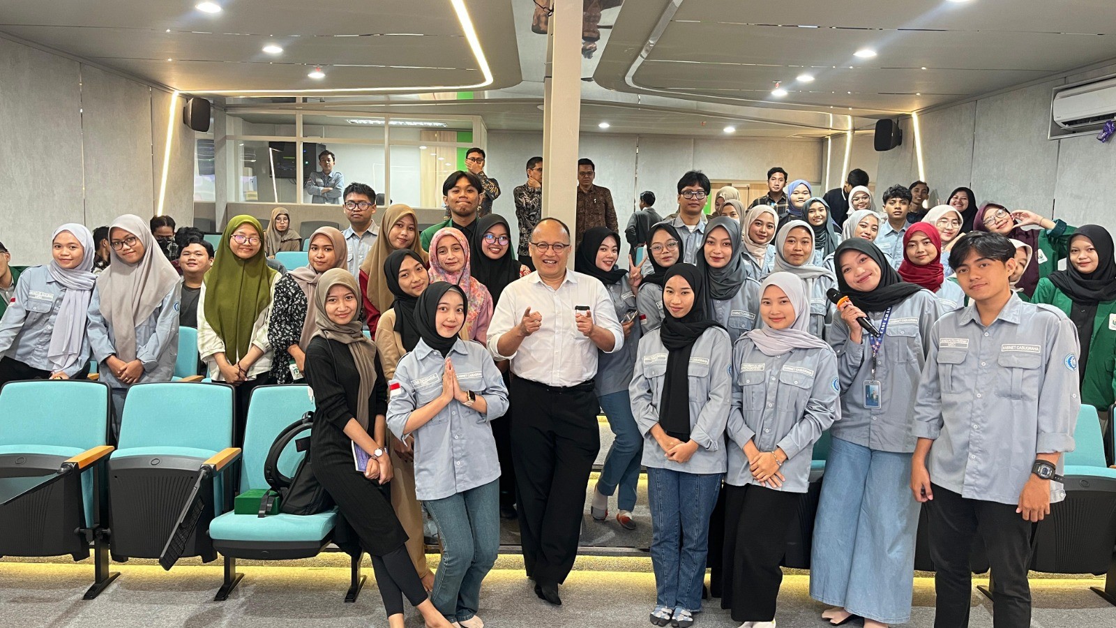 “Budak Algoritma” Dibedah di Unusa: Mahasiswa Diajak Sadar Digital dan Melek Teknologi
