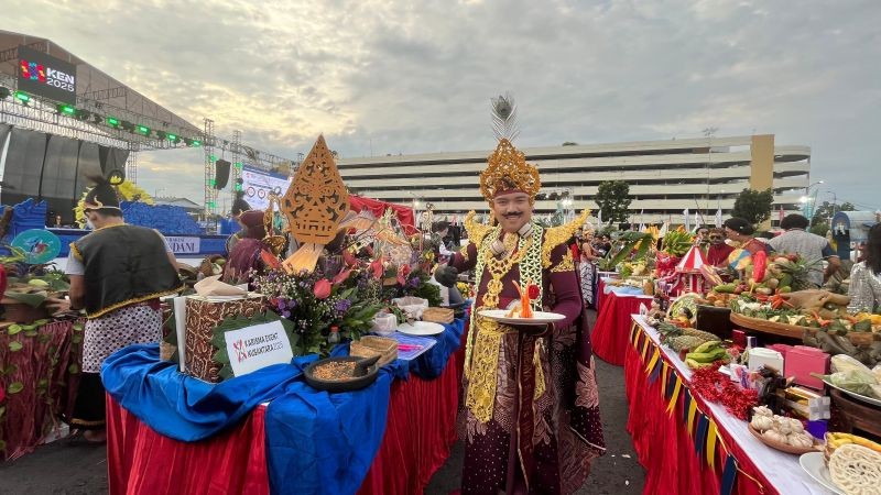 Rajawali Mustika Wayang Nusantara: Jejak Budaya Surabaya Suites Hotel dalam Festival Rujak Uleg 2025