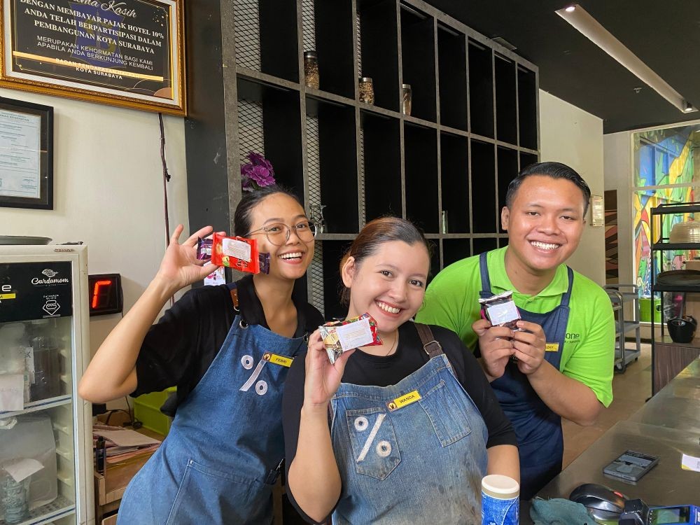 Ciptakan Lingkungan Kerja Yang Menyenangkan, MAXONE Dharmahusada Surabaya Berbagi Paket Cinta Untuk Staf