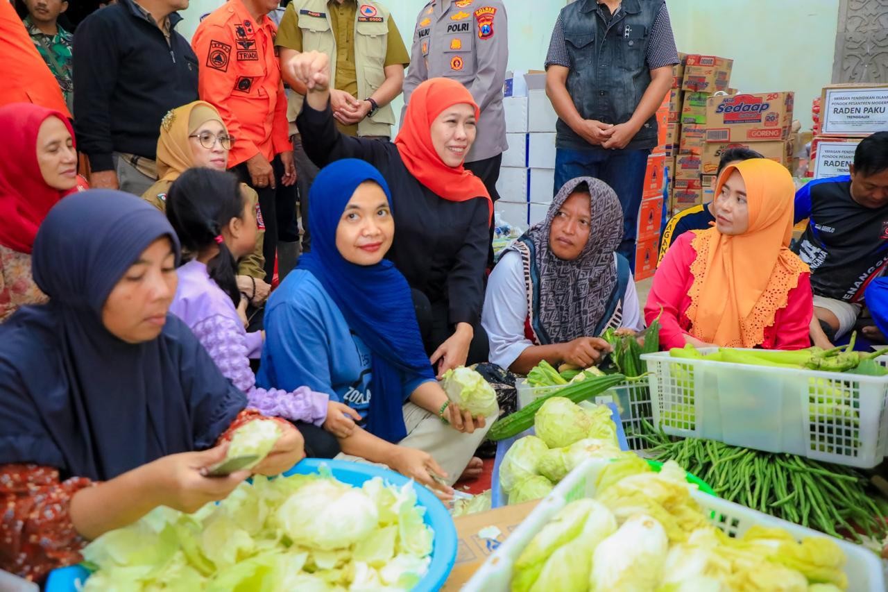 Sambangi Pengungsi dan Dapur Umum Bencana Longsor Trenggalek, Gubernur Khofifah Serahkan Bantuan Logistik