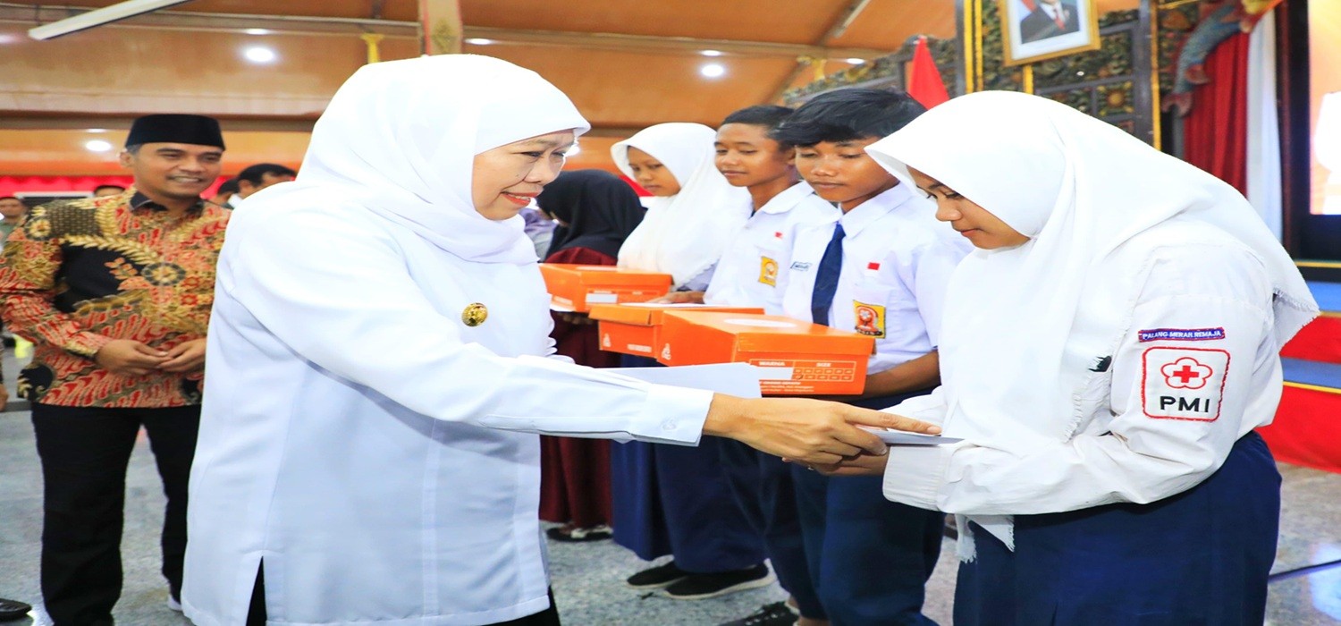 Serahkan Bantuan Rp 7,62 Miliar untuk Masyarakat Bangkalan, Gubernur Khofifah Optimis Kemiskinan Ekstrem di Jatim Turun