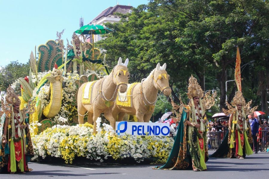 Pesona Laut Selatan di Jalanan Kota: Mobil Hias Pelindo Regional 3 Angkat Legenda Nyi Roro Kidul di Surabaya Vaganza 2025