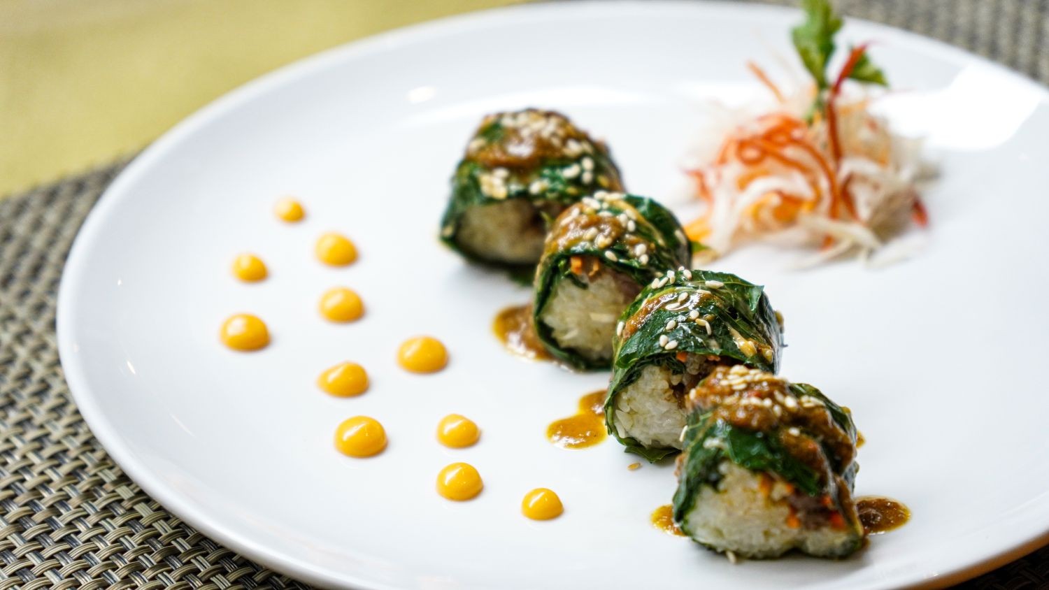 Midtown Hotel Surabaya Sajikan Menu Inovatif “Rendang Sushi” Sambut Hari Raya Idul Adha