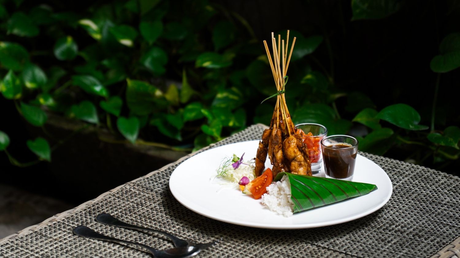 Midtown Hotel Surabaya Hadirkan Cita Rasa Otentik Khas Jawa Timur Lewat Sajian "Ayam Bumbu Petis"