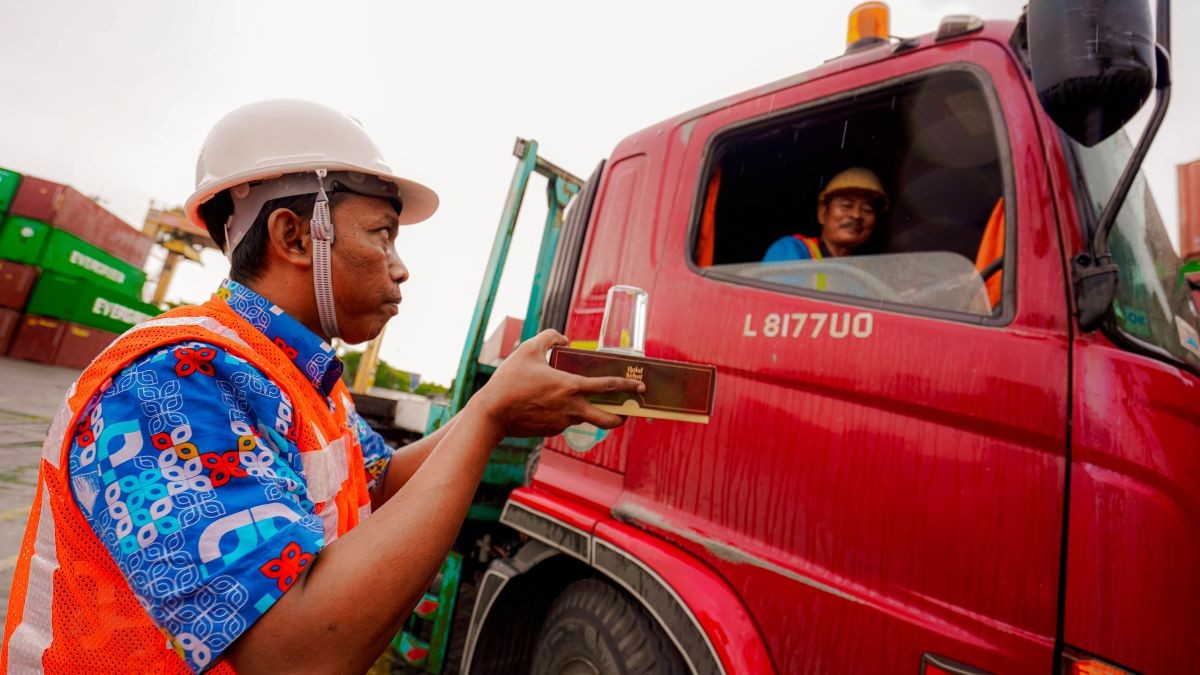 Program Pelindo Peduli,  TPS Bagikan Paket Makanan kepada Pengemudi Truk